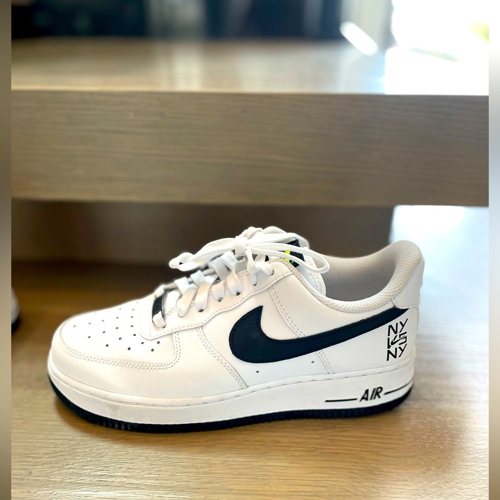 Nike Air Force 1 Low ‘NY vs NY’ white leather upper with black logo Men’s size 6